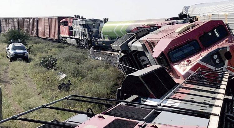 Chocan locomotoras; mueren dos trabajadores de Ferromex