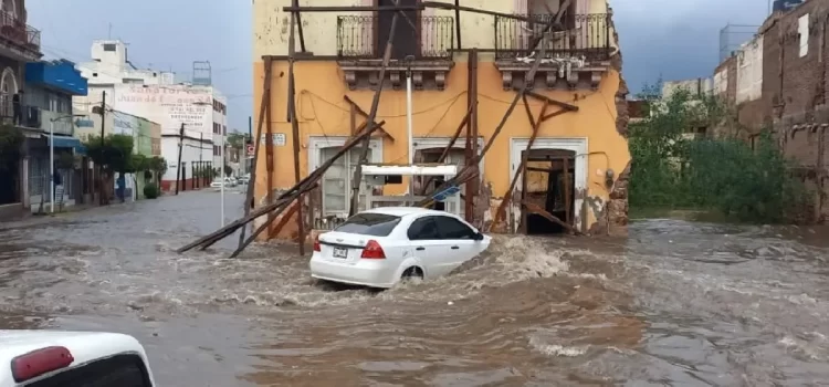 Lluvia y granizo provocan inundaciones en Fresnillo