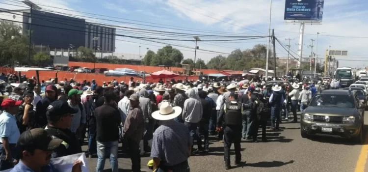 Campesinos vuelven a protestar ante la CFE