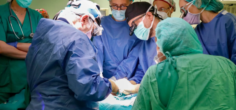 Realizan primera cirugía de vértebras cervicales