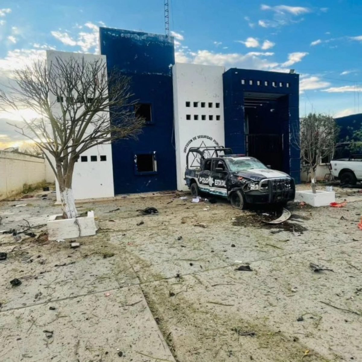 Ataque con explosivos a comandancia municipal deja tres policías heridos