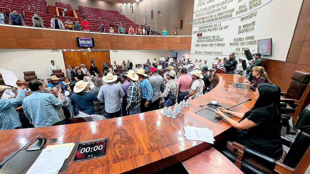 Productores frijoleros irrumpen en Congreso y retienen a diputados en protesta