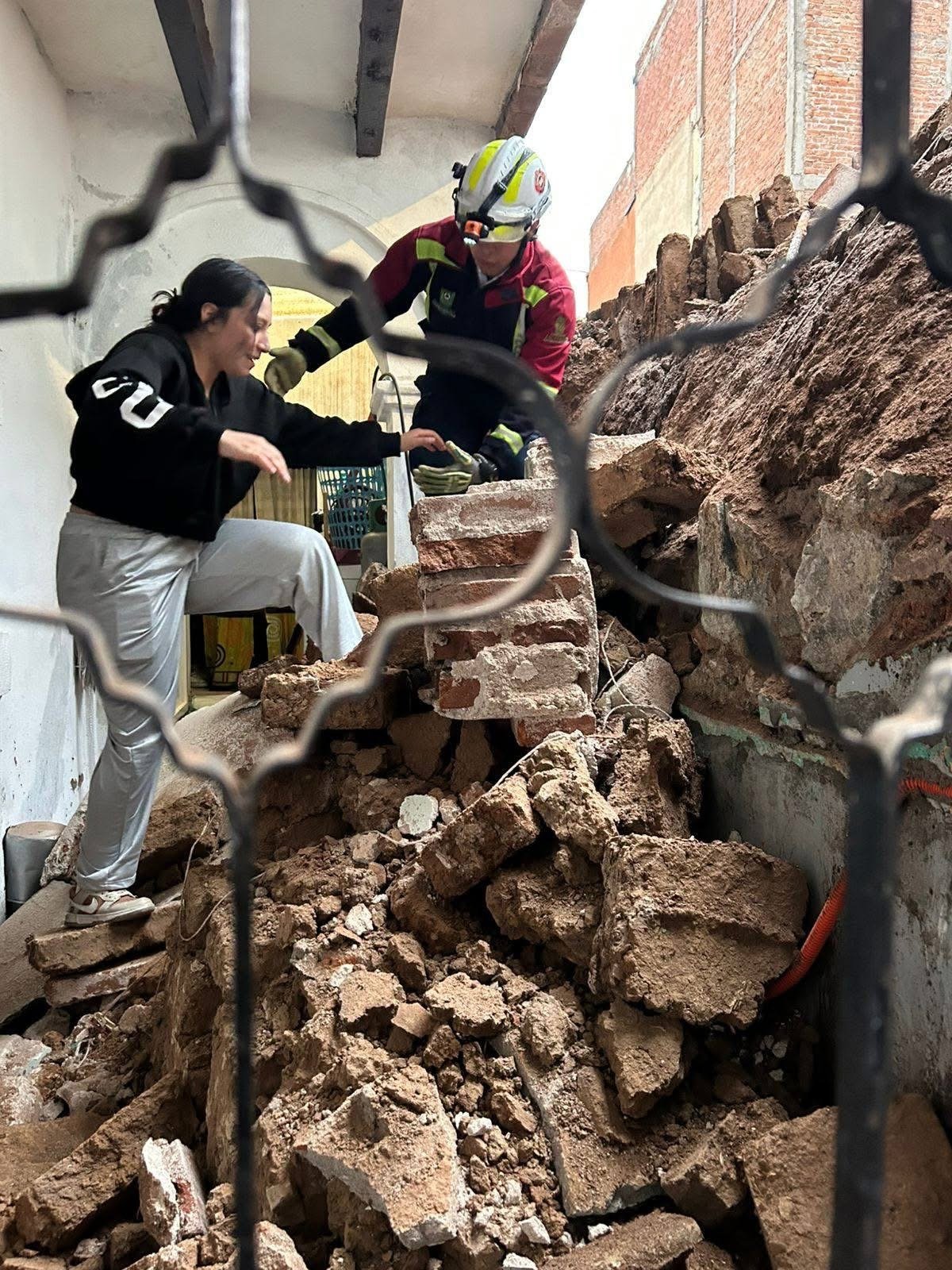 Lluvias provocan derrumbe de vivienda; rescatan con vida a una menor y dos cachorros